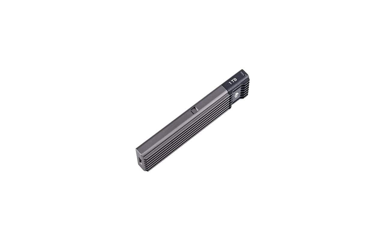 Seitenansicht des DJI PROSSD 1TB mit schlankem Design und robustem Gehäuse.