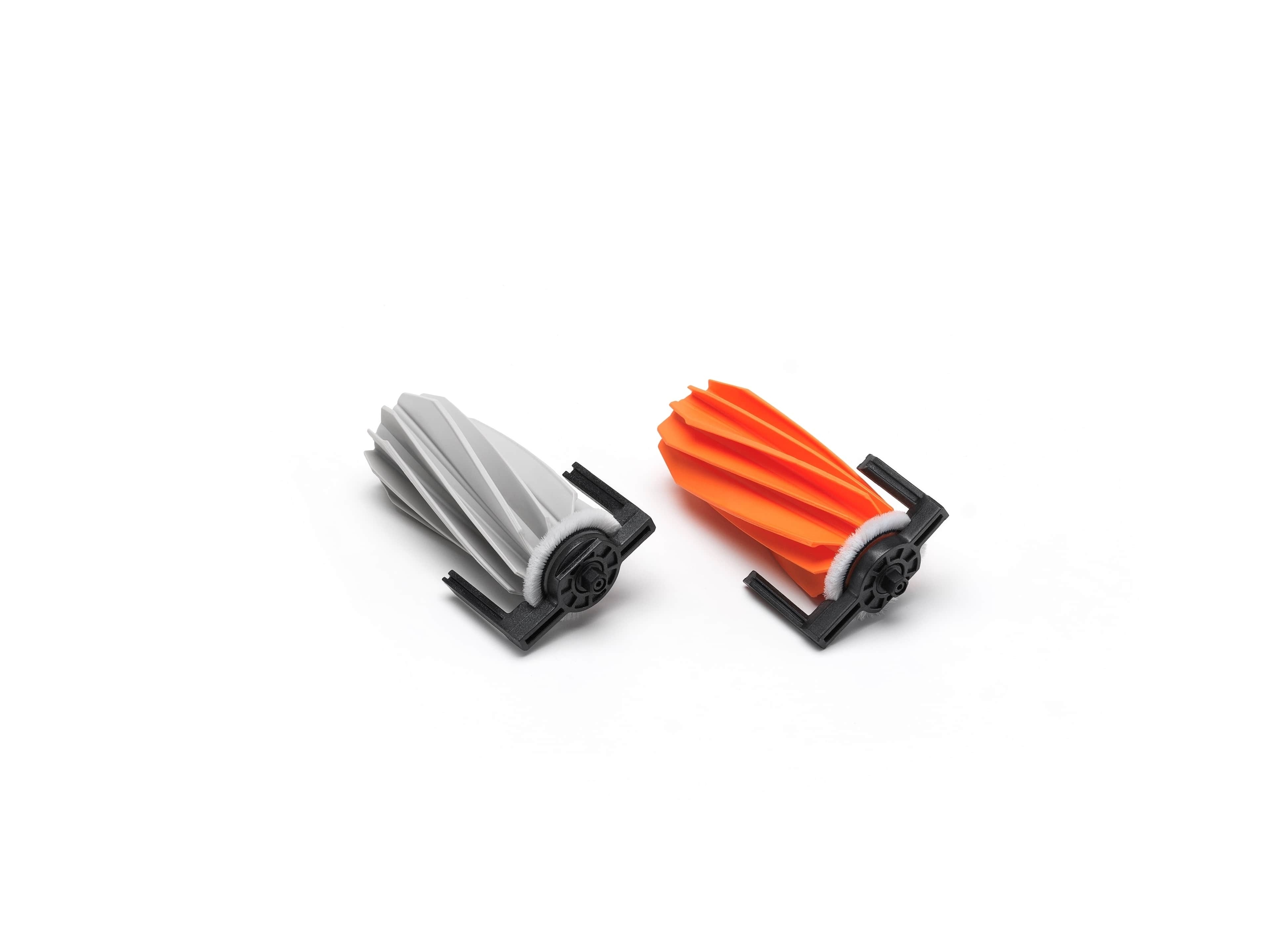 Set von zwei Gummibürsten für DJI ROMO: eine graue und eine orange mit strukturiertem Design.