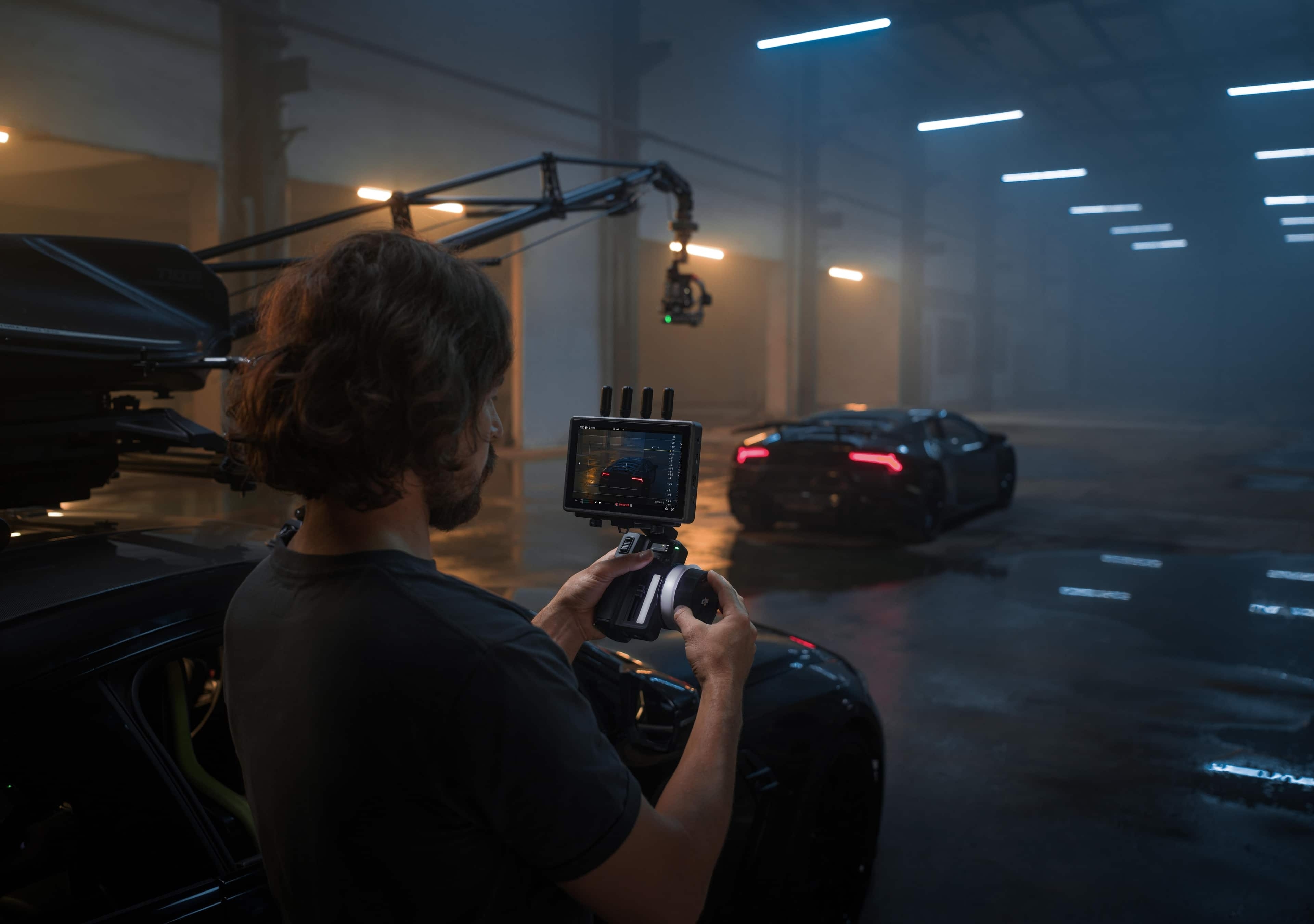 DJI RS 4 Pro Combo: Kamera mit Gimbal in Aktion, während ein Operator das System steuert.
