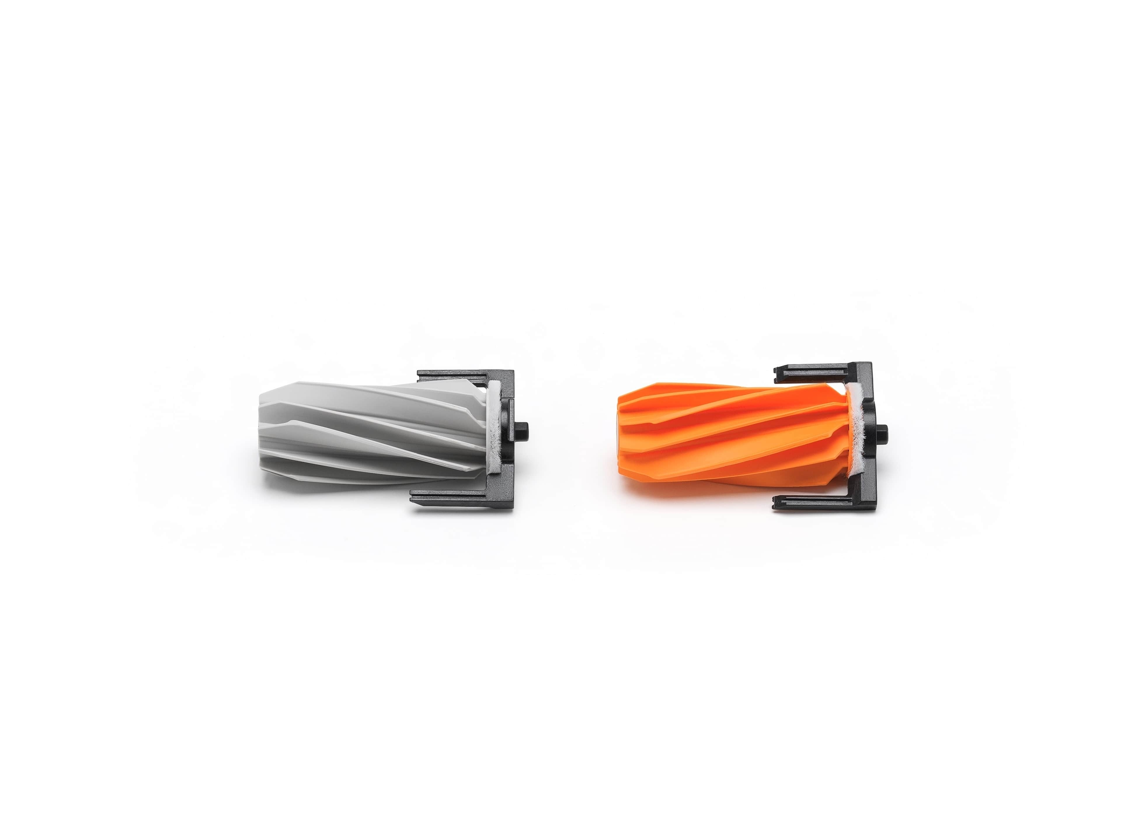 DJI ROMO Gummiwalzenbürste in Grau und Orange für effektive Reinigung und Pflege.