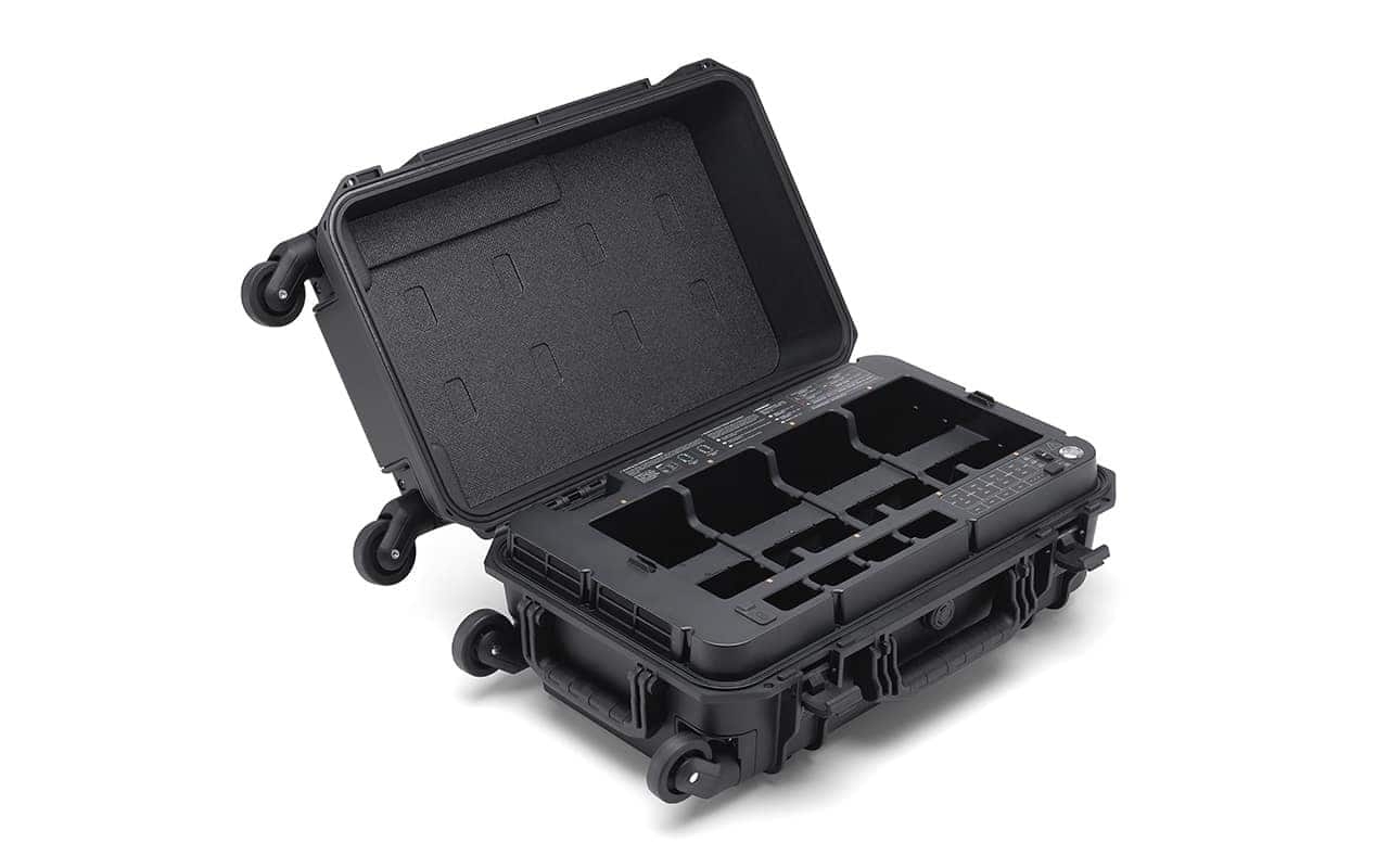 Geöffnete DJI Matrice 350 RTK BS65 intelligente Batteriestation mit Fächern für Akkus.