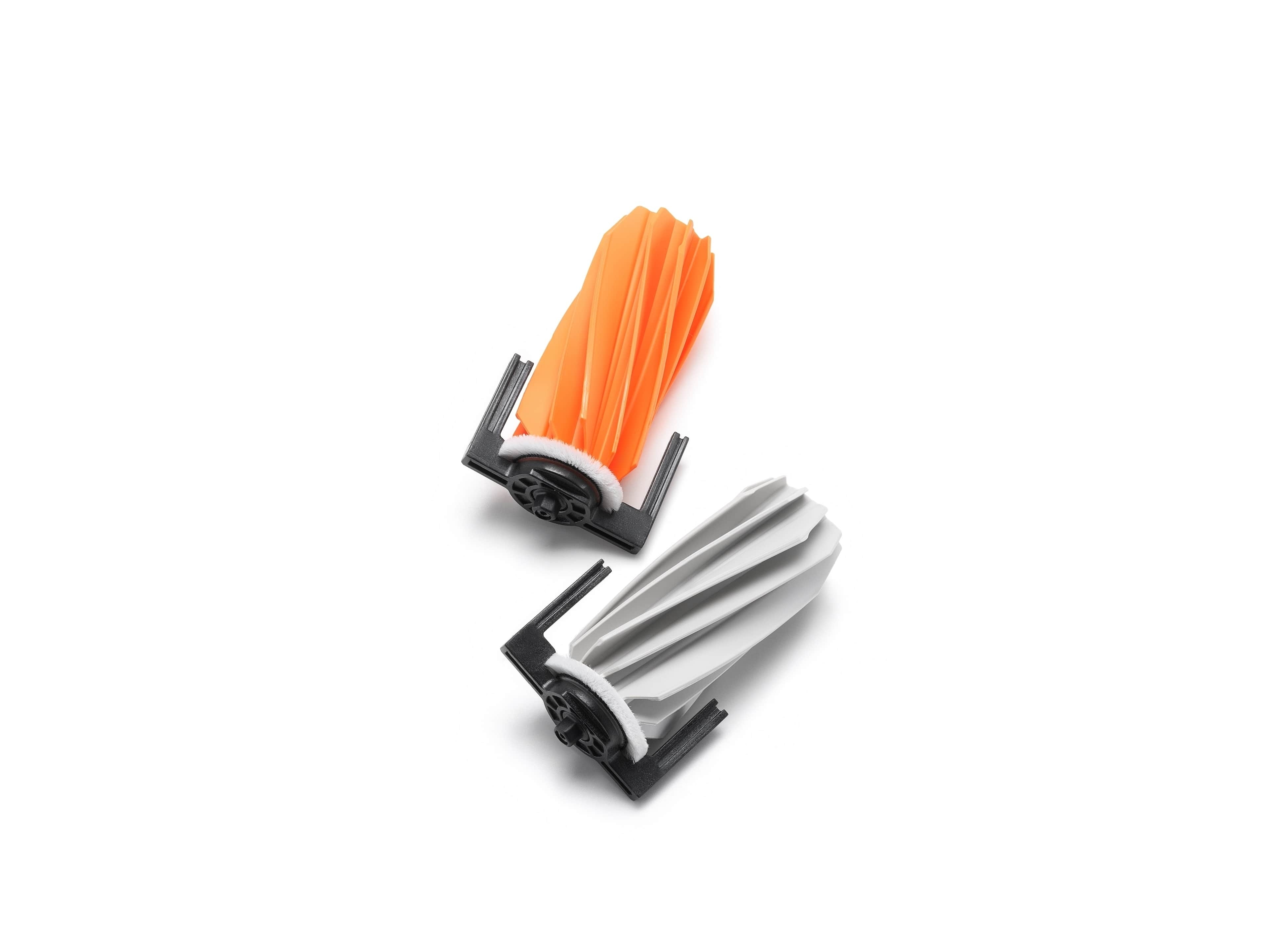 Zwei Gummi-Rollenbürsten für die DJI ROMO: eine orange und eine grau mit stabilen Halterungen.