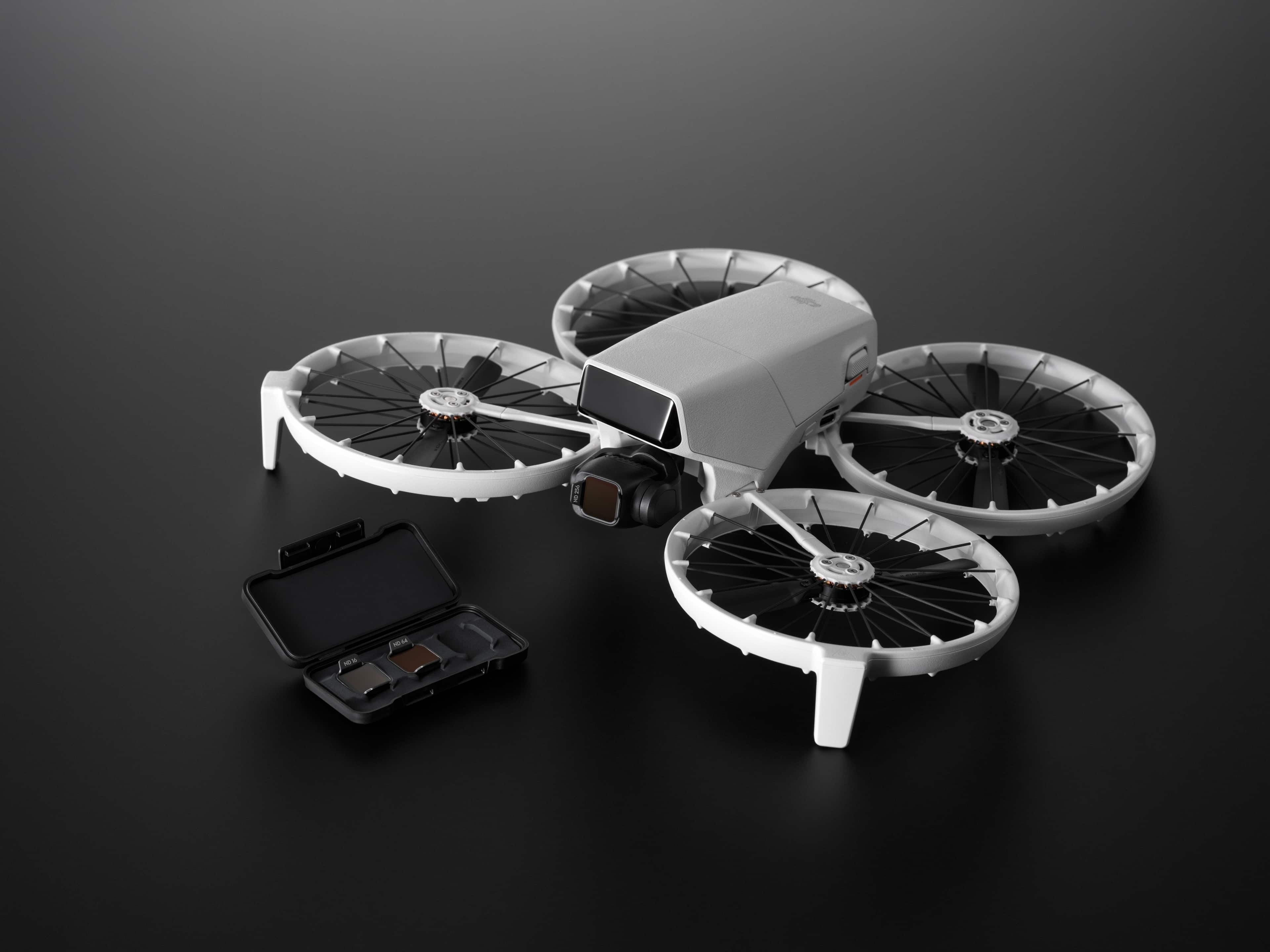 DJI Flip ND Filters Set (ND16/64/256) mit Drohne und Filterkasten auf schwarzem Hintergrund.