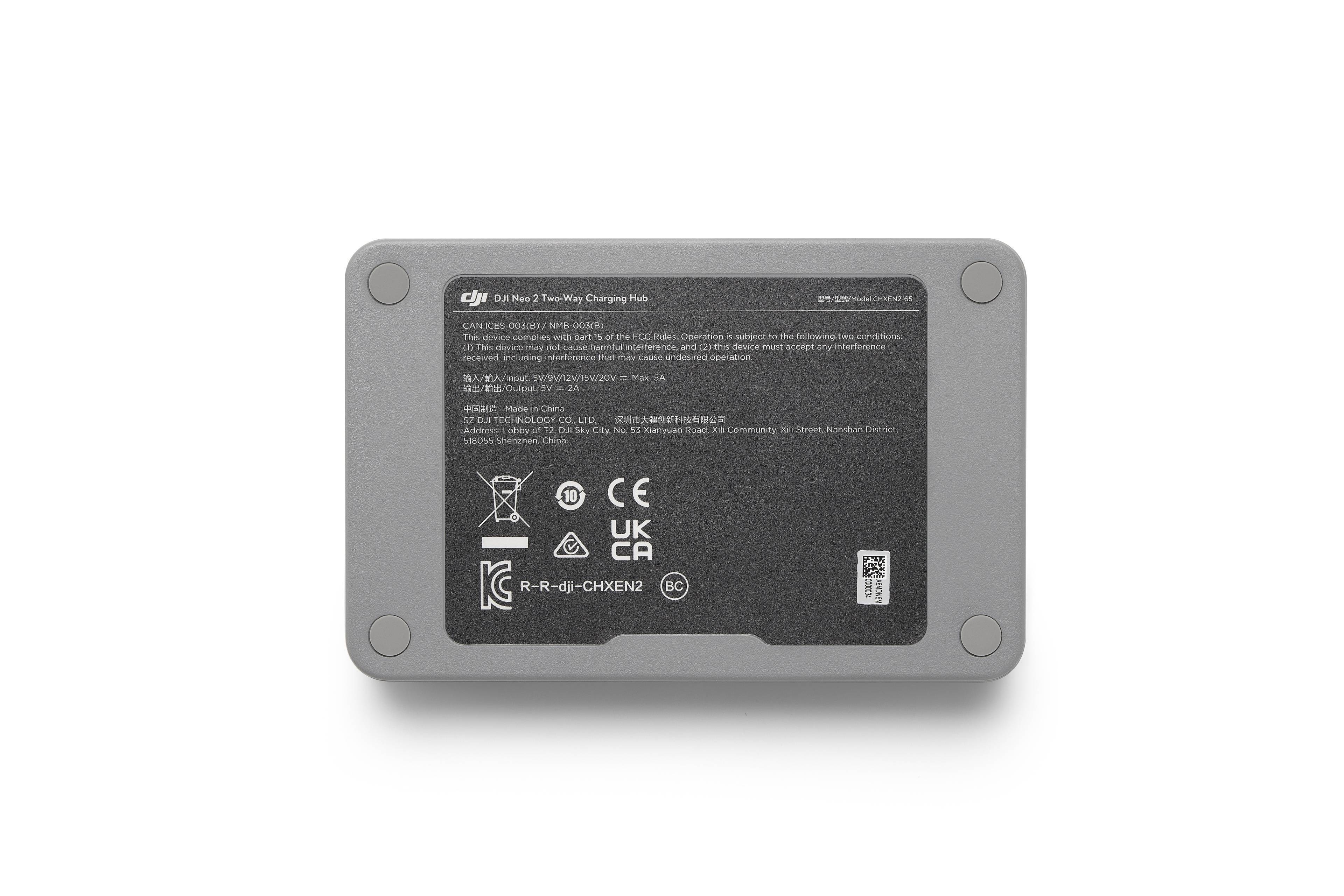 Unterseite des DJI Neo 2 Two-Way Charging Hub mit technischen Informationen und Schutzfolien.
