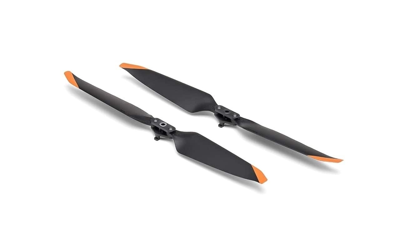 DJI Mavic 3 Enterprise Propellers (P03) in aufgeklapptem Zustand, schwarze Propeller mit orangen Spitzen.