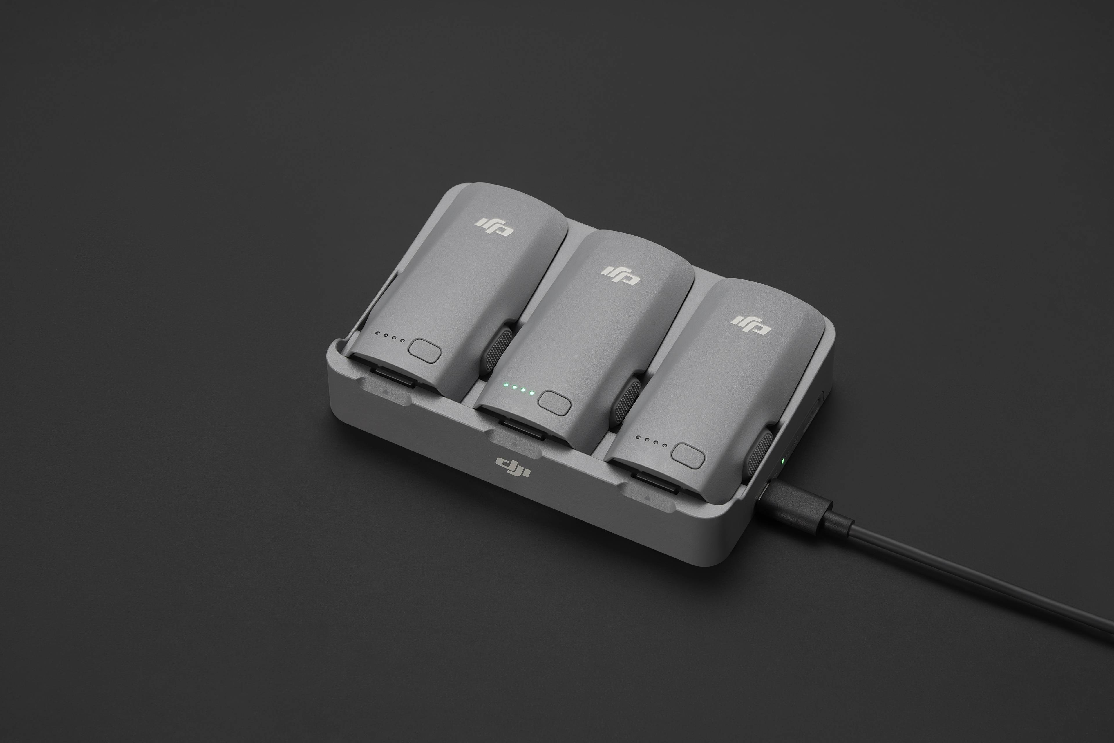 DJI Neo 2 Two-Way Charging Hub mit Platz für drei Akkus in stylischem Design.