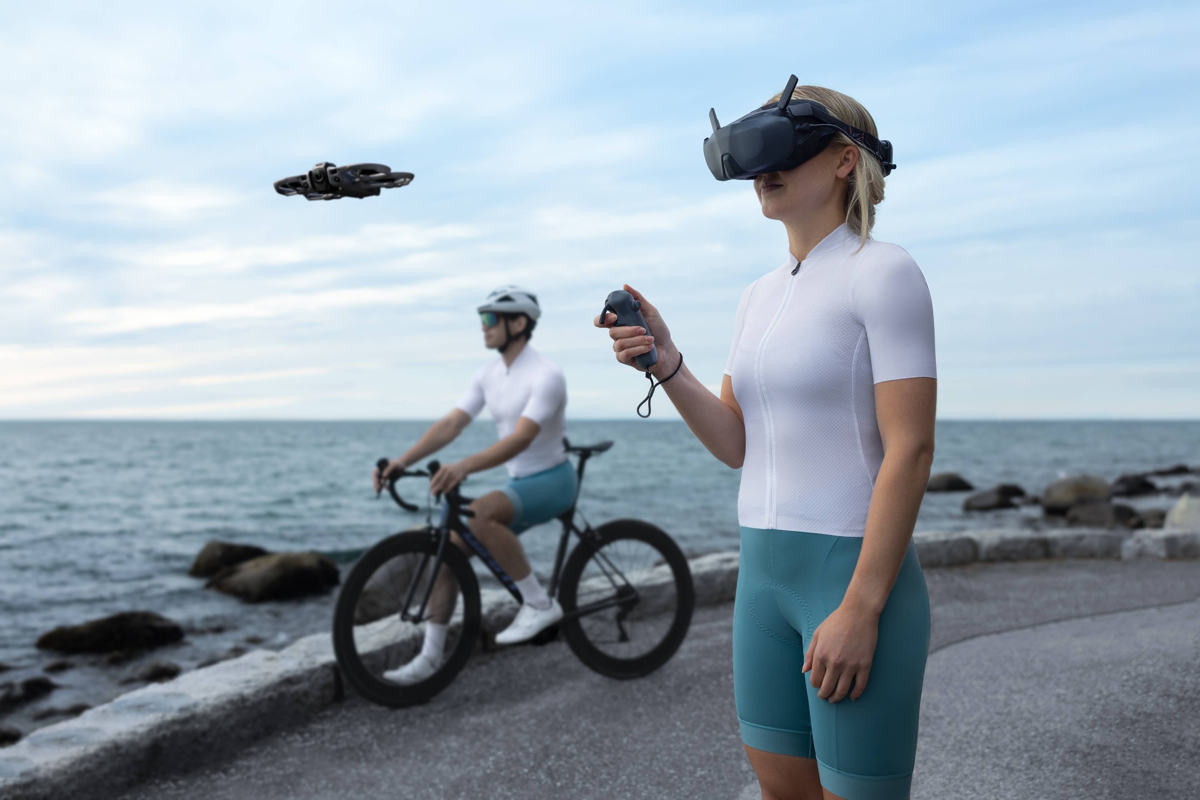 Person mit DJI Goggles N3 steuert die DJI Avata 360 Motion Fly More Combo am Meer.