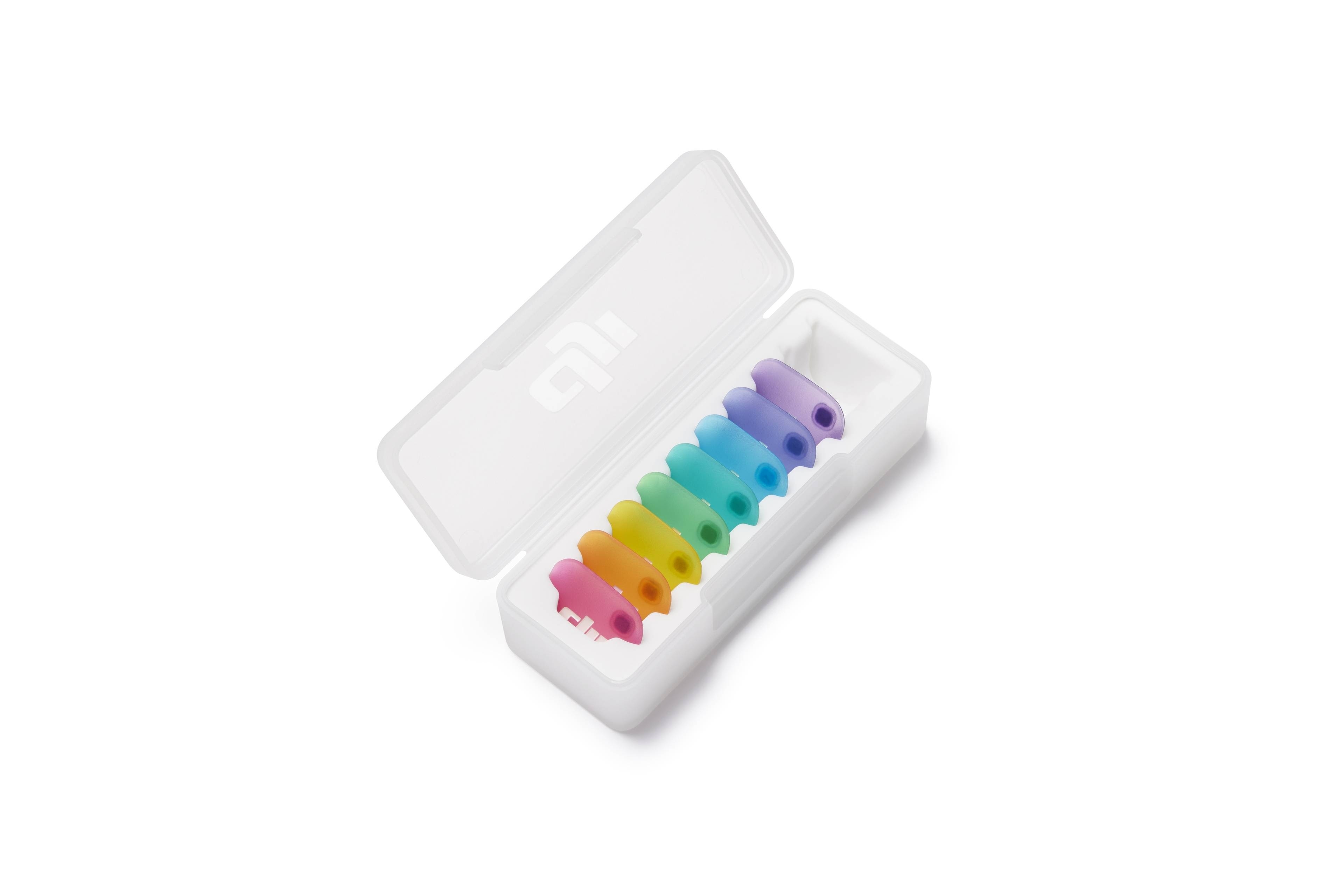 DJI Mic Mini 2: Bunte magnetische Frontabdeckung in einer weißen Aufbewahrungsbox.
