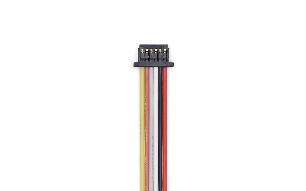 Detailansicht des DJI O3 Air Unit 3-in-1 Kabels mit mehreren Leitungen für einfache Verbindung.