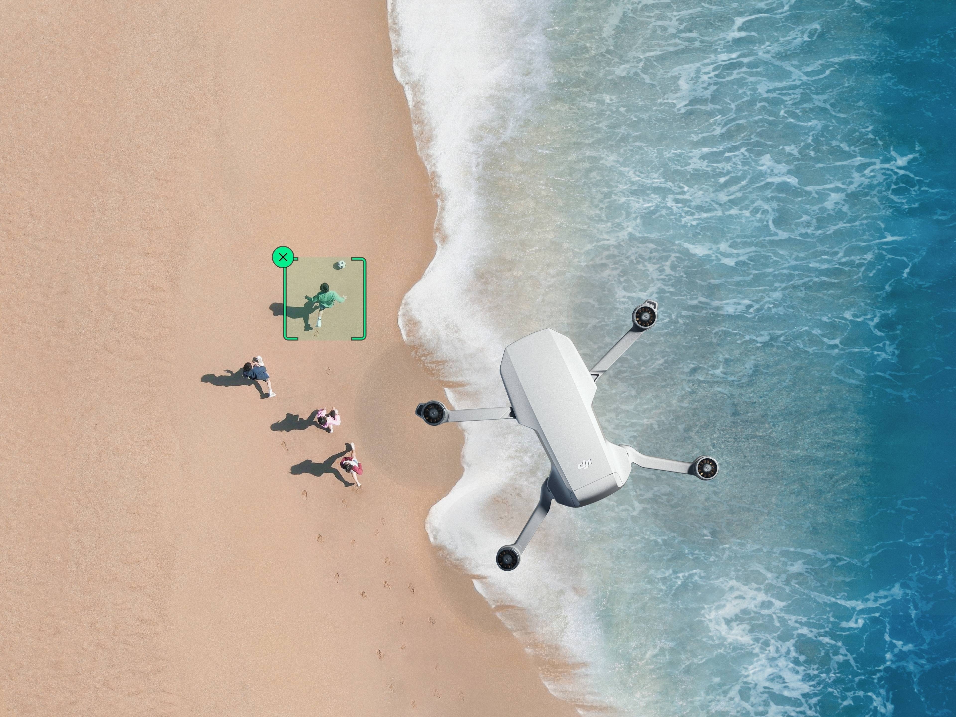 Seitenansicht der DJI Mini 4K Drohne in modernem Design mit ausgeklappten Propellern.
