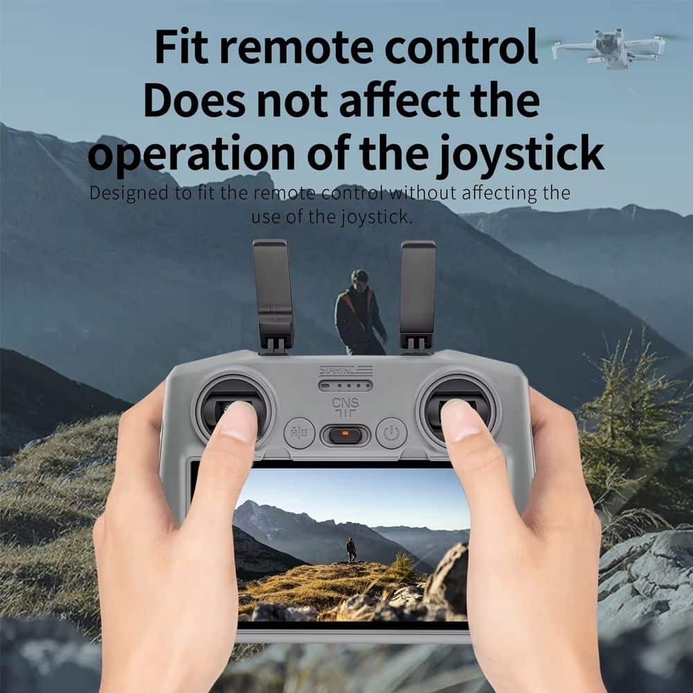 Hände halten die STARTRC Silikon-Schutzhaube für die DJI RC 2, die den Joystick nicht beeinträchtigt.