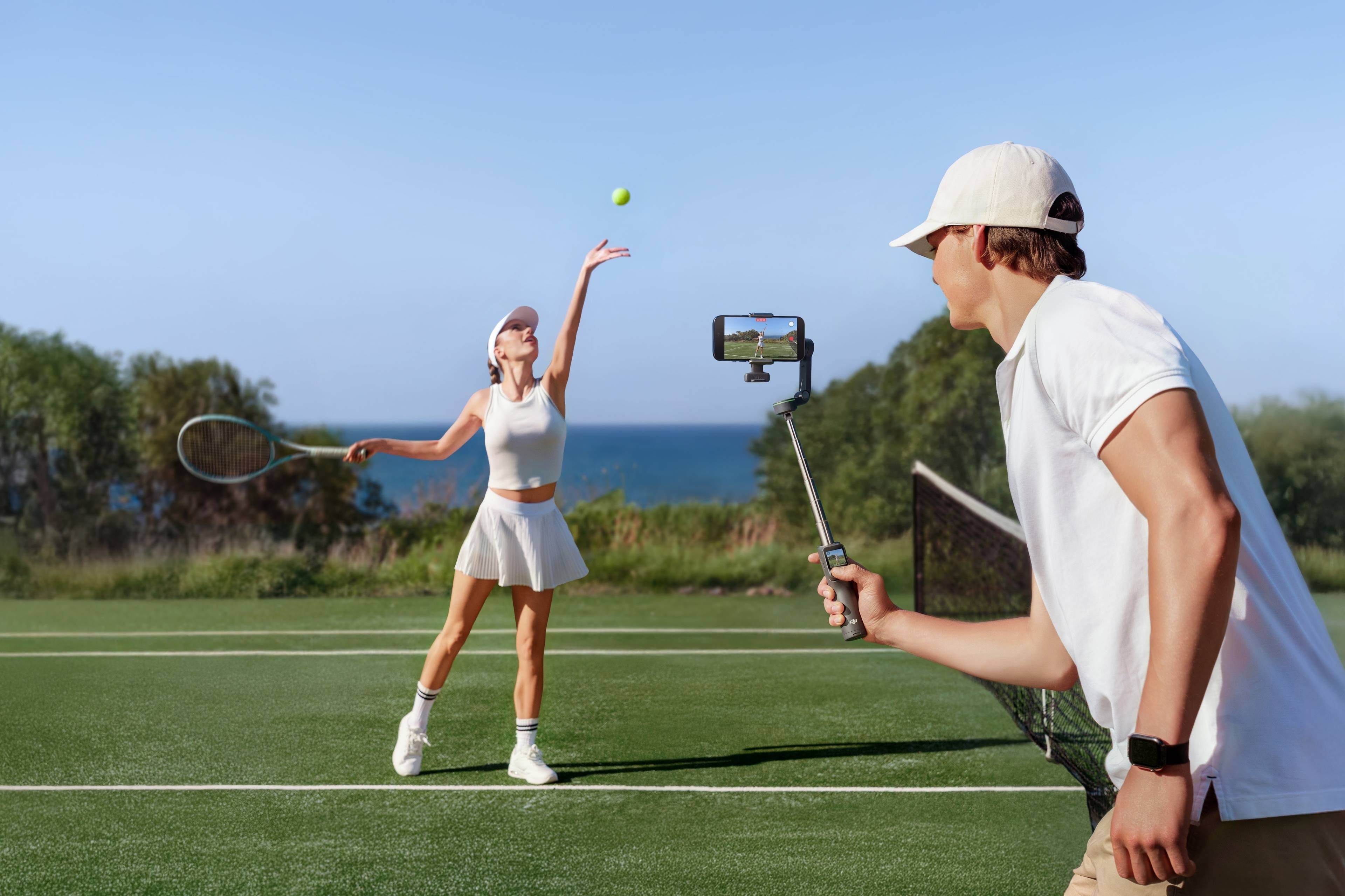 DJI Osmo Mobile 8P Creator Combo wird bei einem Tennistraining auf dem Platz verwendet.