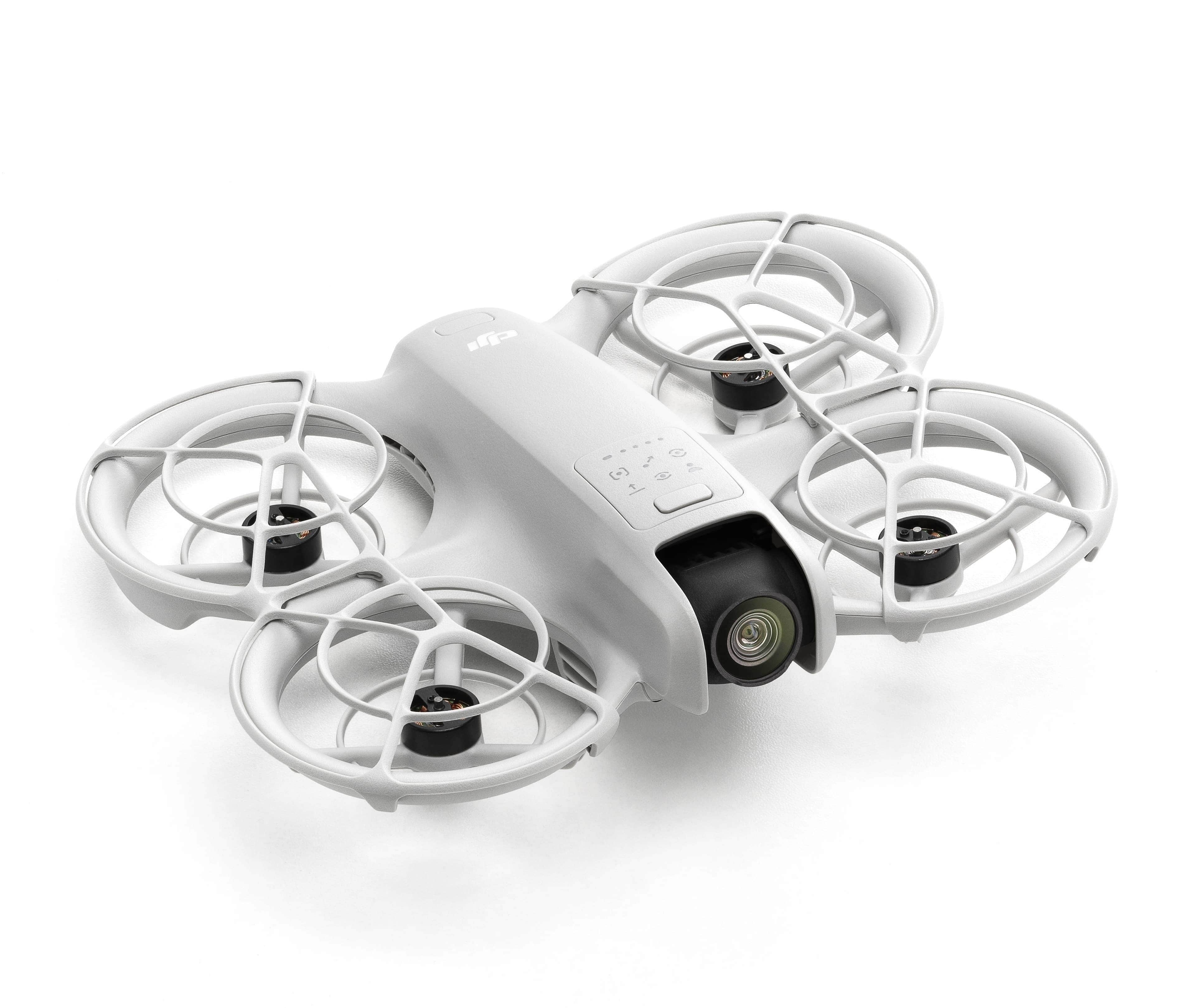 DJI Neo: Seitenansicht der Drohne mit schützendem Gehäuse und vier Rotoren.