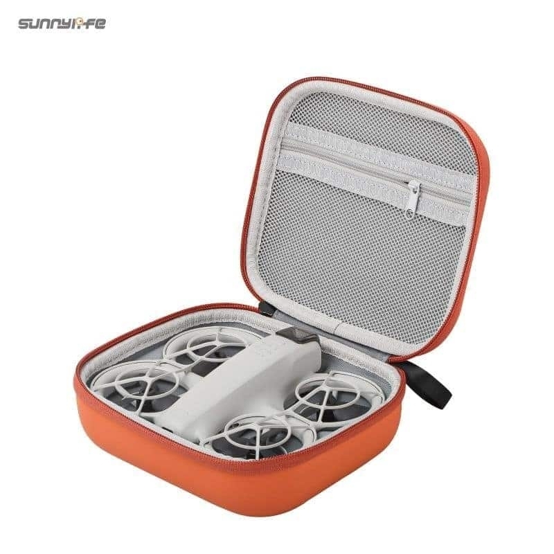 Geöffnete SUNNYLIFE Tragetasche für DJI Neo mit Drohne im Inneren und Netzfach für Zubehör.