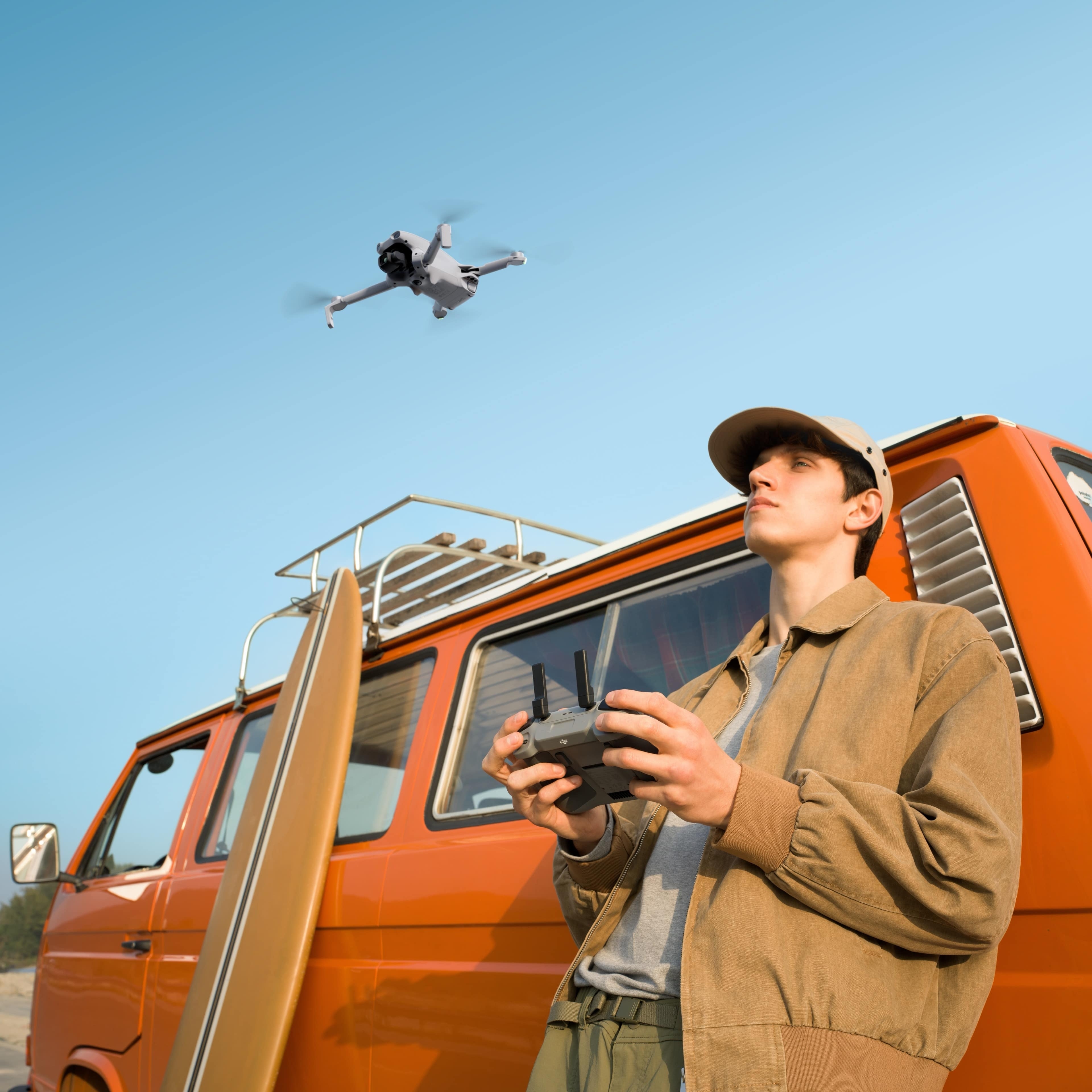 DJI Lito X1: Junge steuert Drohne mit Fernbedienung, im Hintergrund ein orangefarbener Van.