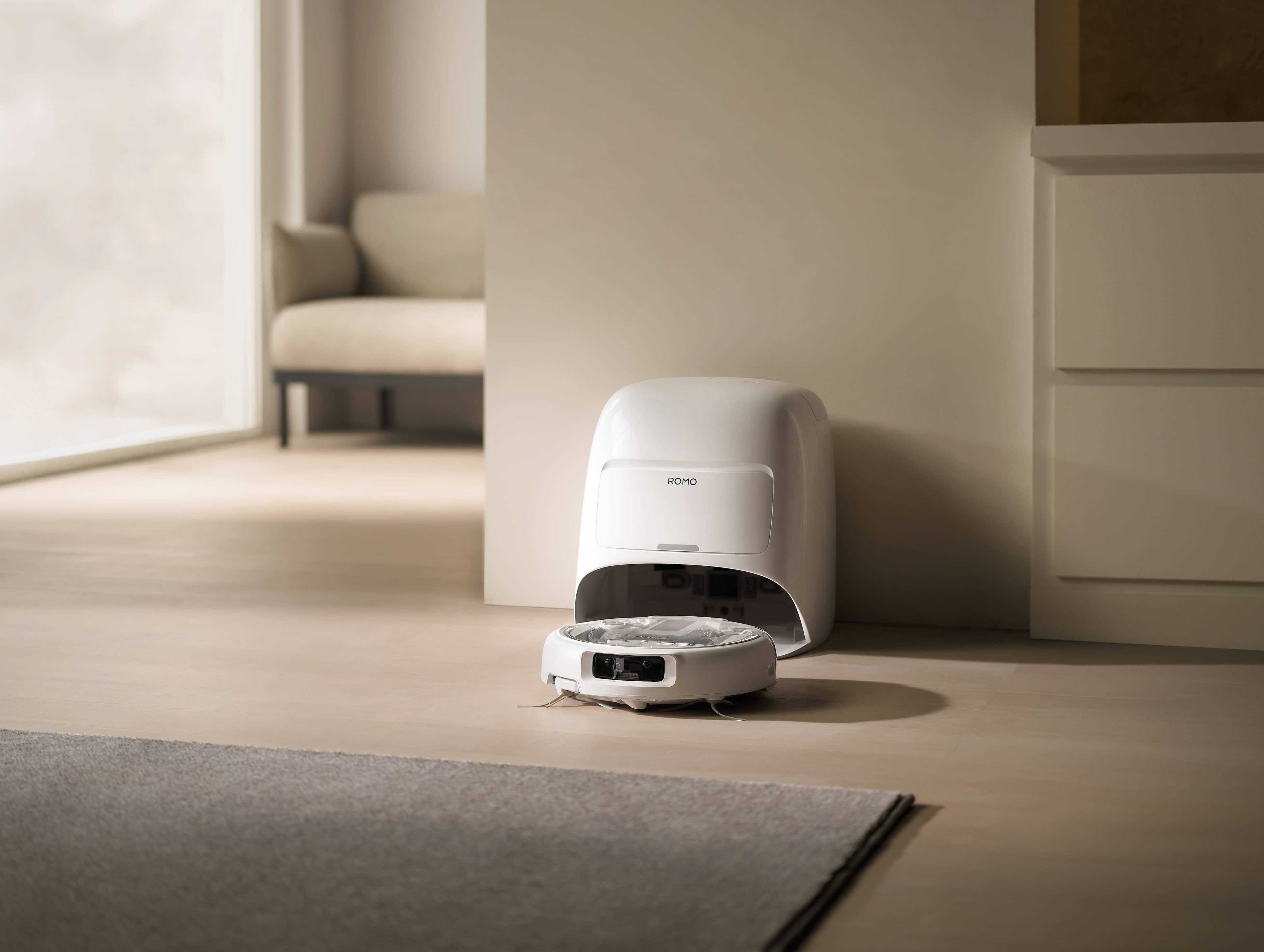 DJI ROMO A (Water Tank Version) mit Robotermop vor einer eleganten Wohnungskulisse.