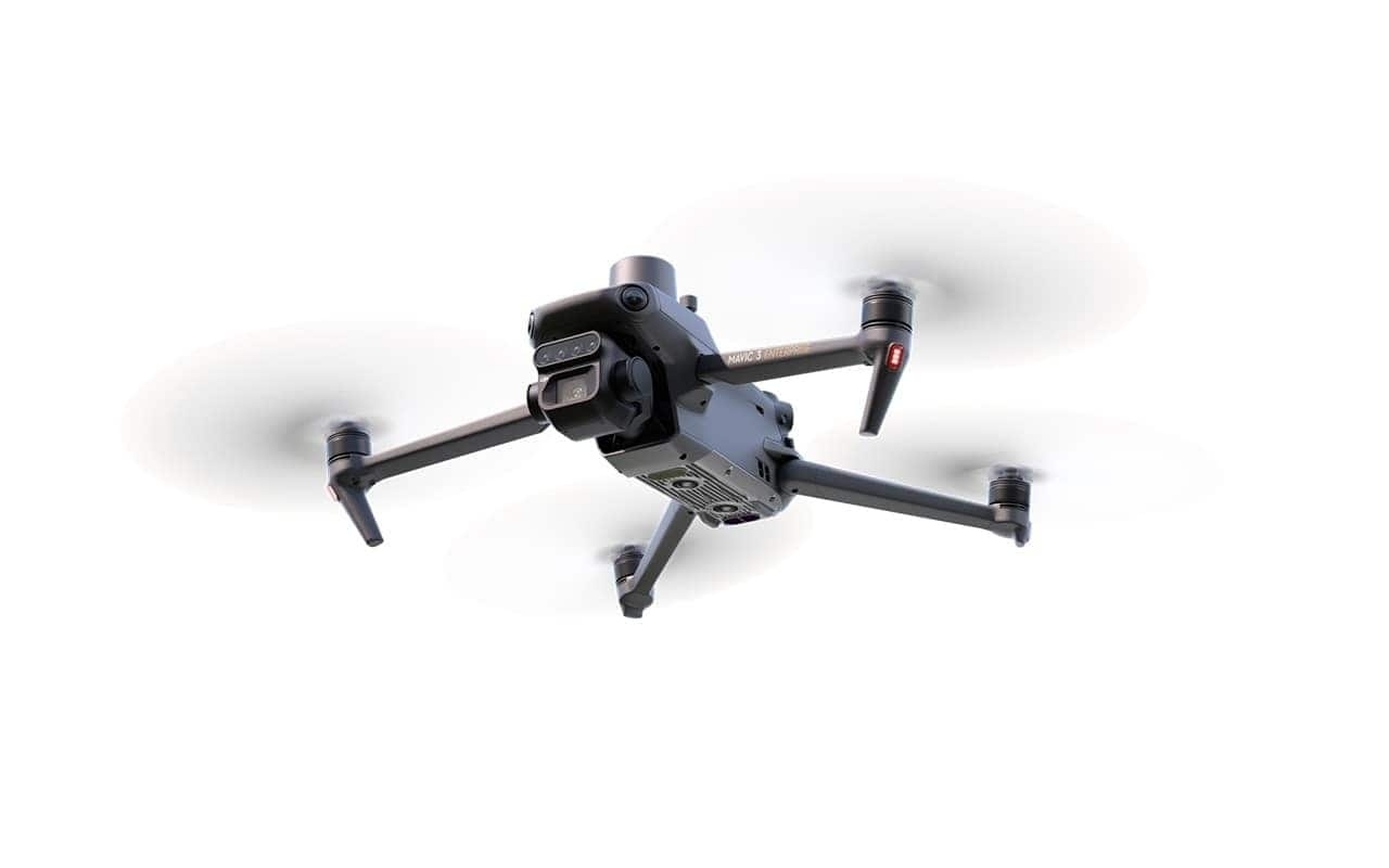 DJI Mavic 3 Multispectral C2: Unteransicht der Drohne mit ausgeklappten Rotoren und Sensoren.