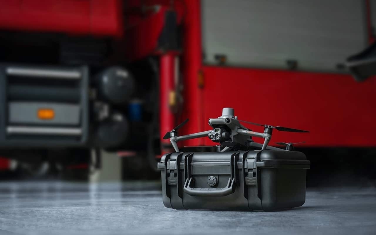 DJI Mavic 3 Thermal C2 auf einem stabilen Koffer, bereit für den Einsatz in einem Feuerwehrgebäude.