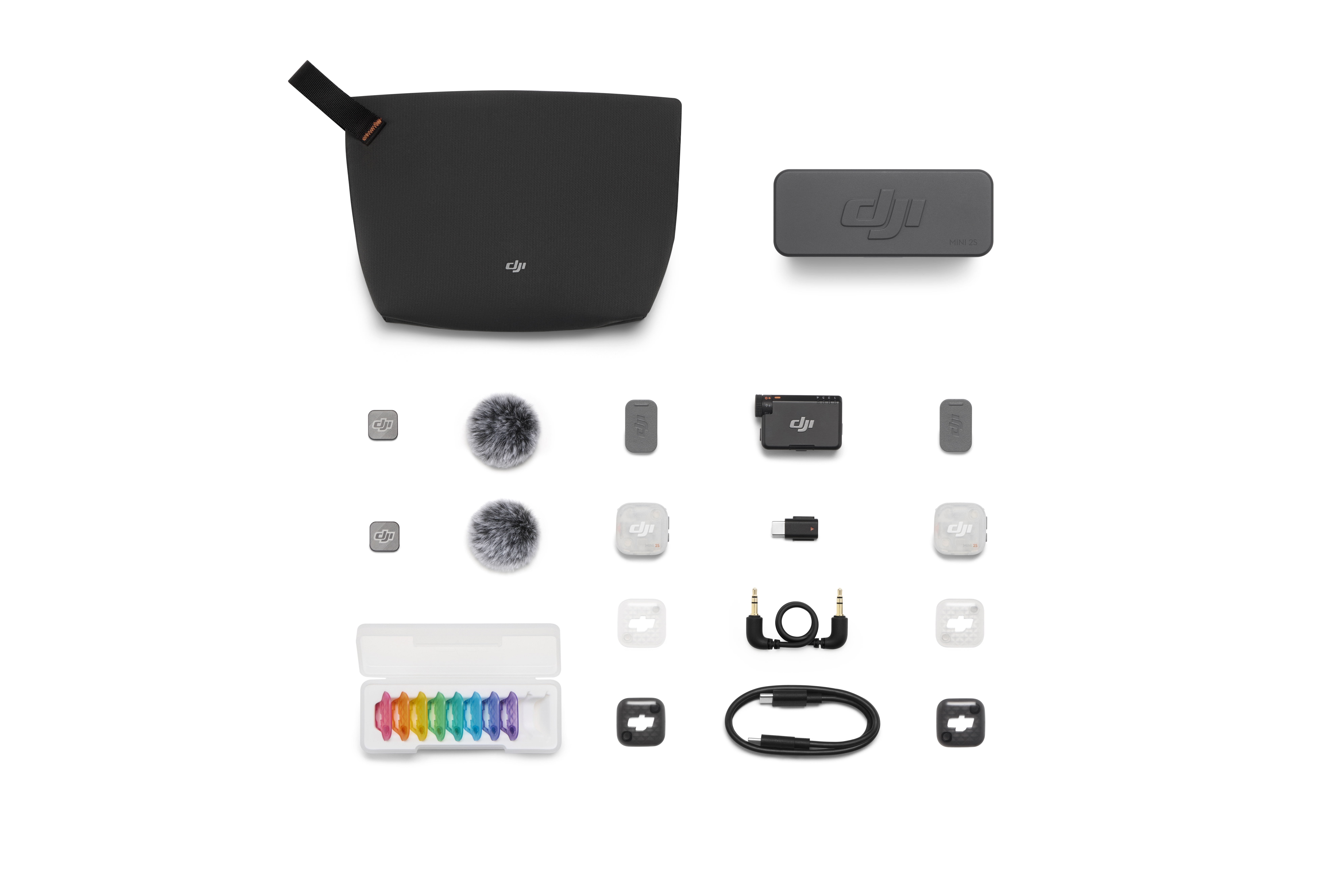 Lieferumfang des DJI Mic Mini 2S (2 TX + 1 RX + Ladebox) mit Zubehörteilen und verschiedenen Halterungen.