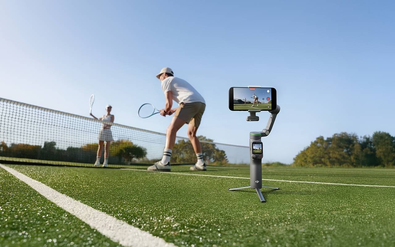 DJI Osmo Mobile 8P: Smarte Stabilisierung mit zwei Frauen, eine mit Gimbal und die andere mit Gitarre.